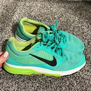 Green Nike zoom fly 2